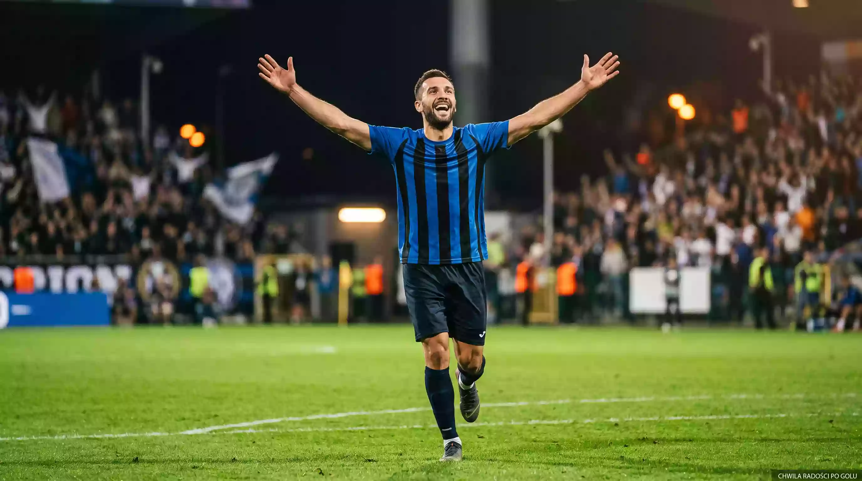 Piłkarze Inter Mediolan celebrujący bramkę na tle pełnych trybun San Siro